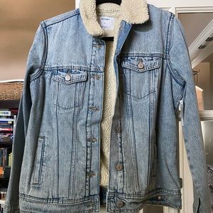 Lighter wash trendy Sherpa Jean jacket! Size L!